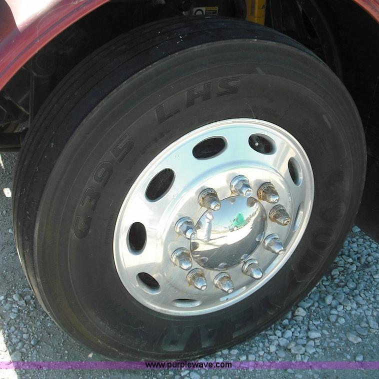 image for item 3635 2004 Peterbilt Conventional 379 semi truck