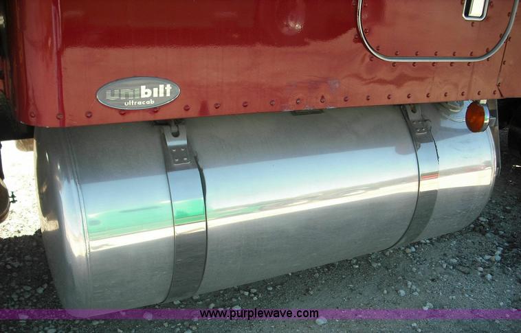 image for item 3635 2004 Peterbilt Conventional 379 semi truck