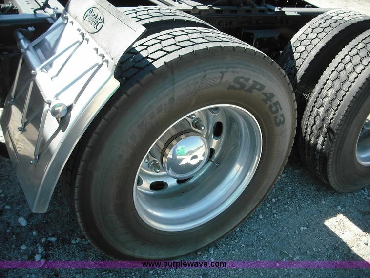 image for item 3635 2004 Peterbilt Conventional 379 semi truck