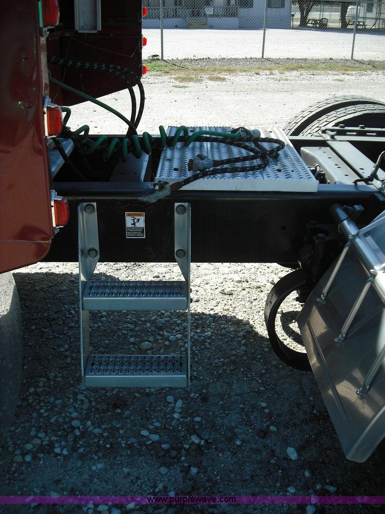 image for item 3635 2004 Peterbilt Conventional 379 semi truck