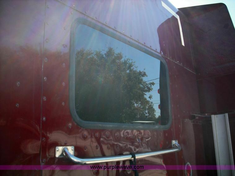 image for item 3635 2004 Peterbilt Conventional 379 semi truck