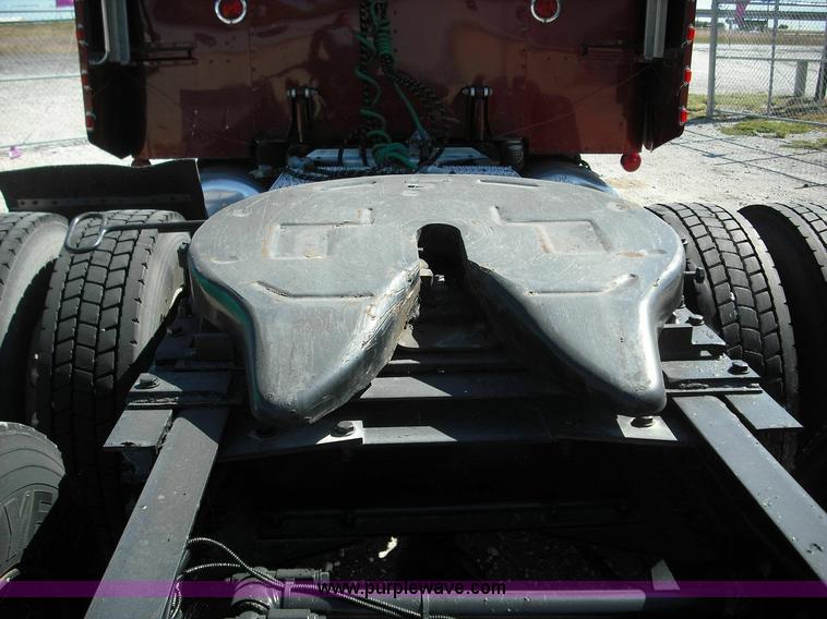 image for item 3635 2004 Peterbilt Conventional 379 semi truck