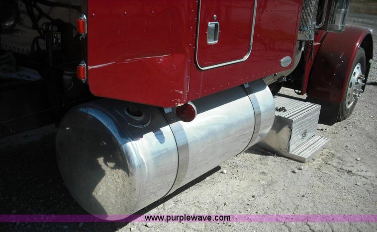 image for item 3635 2004 Peterbilt Conventional 379 semi truck