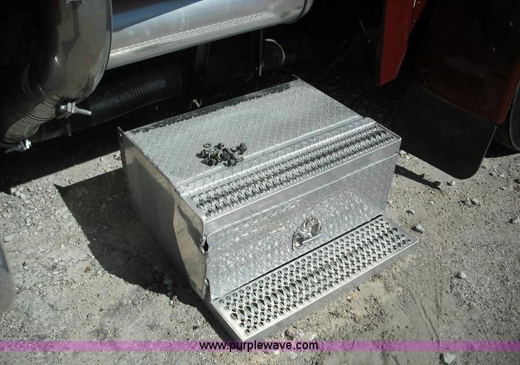 image for item 3635 2004 Peterbilt Conventional 379 semi truck