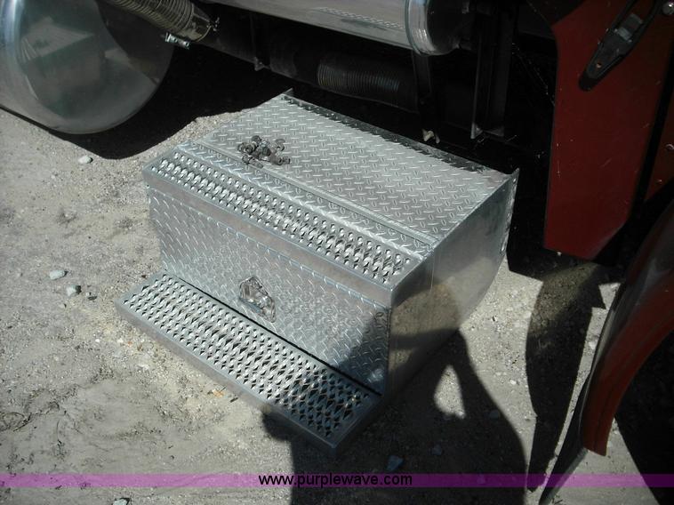 image for item 3635 2004 Peterbilt Conventional 379 semi truck