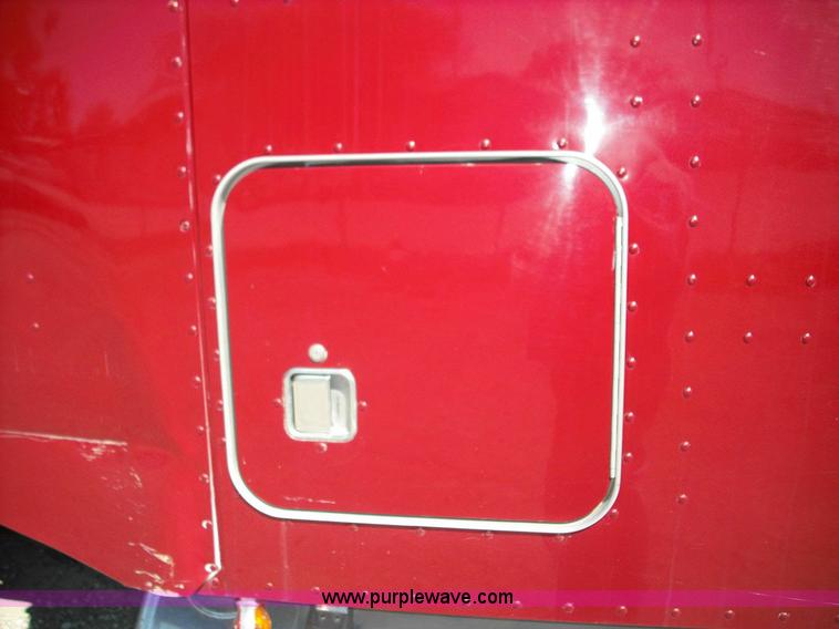 image for item 3635 2004 Peterbilt Conventional 379 semi truck