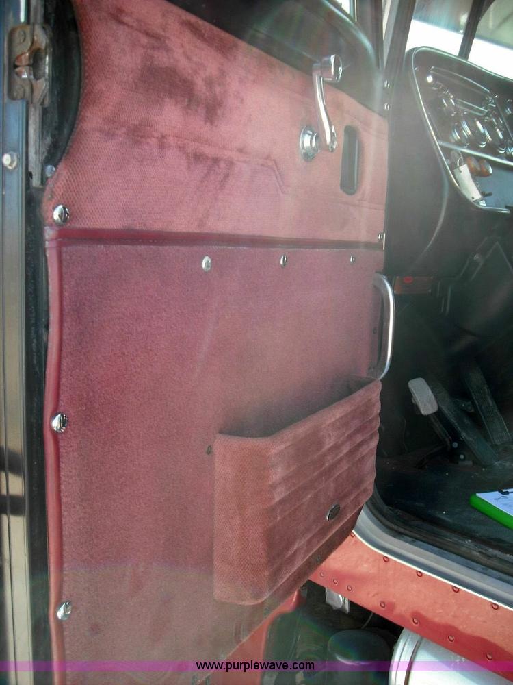 image for item 3635 2004 Peterbilt Conventional 379 semi truck