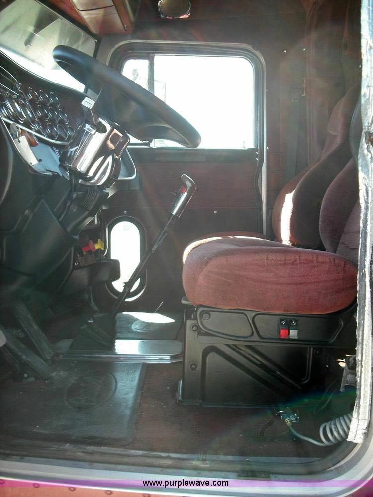 image for item 3635 2004 Peterbilt Conventional 379 semi truck