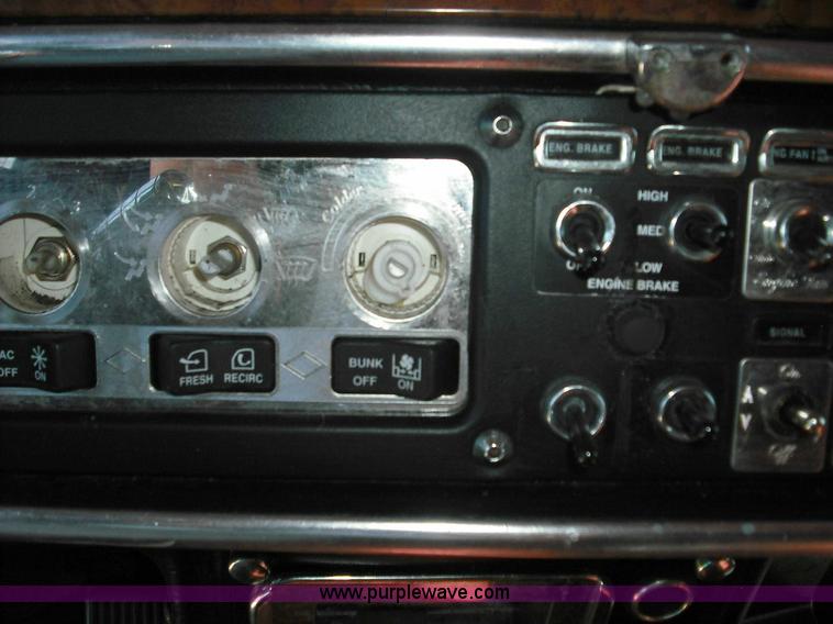 image for item 3635 2004 Peterbilt Conventional 379 semi truck