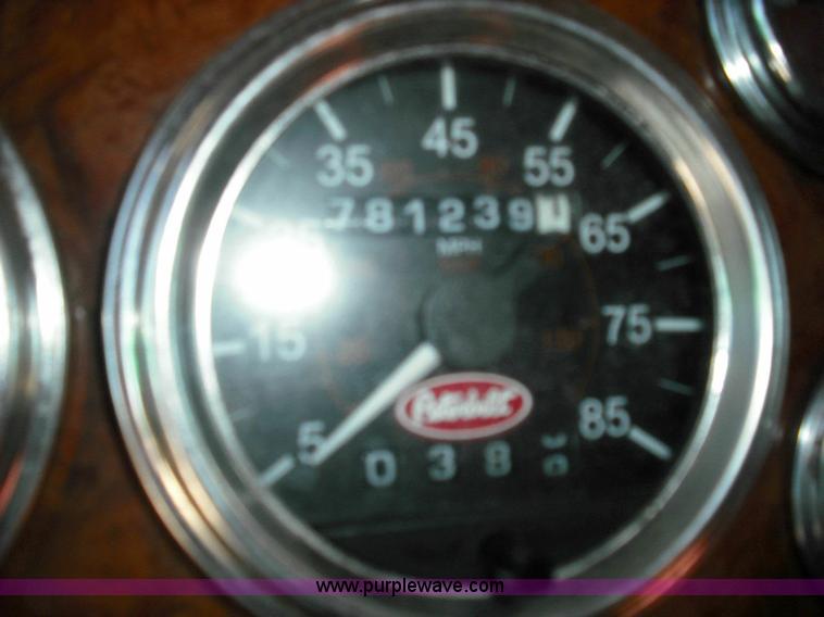 image for item 3635 2004 Peterbilt Conventional 379 semi truck