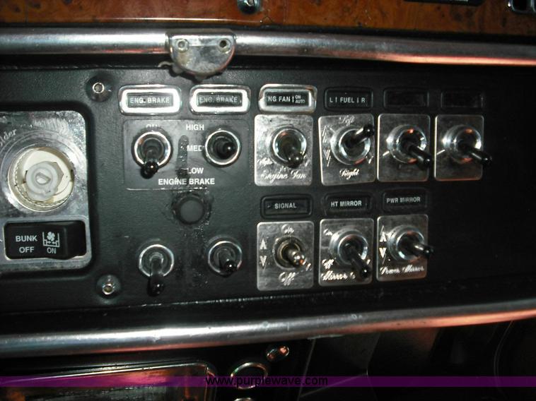 image for item 3635 2004 Peterbilt Conventional 379 semi truck