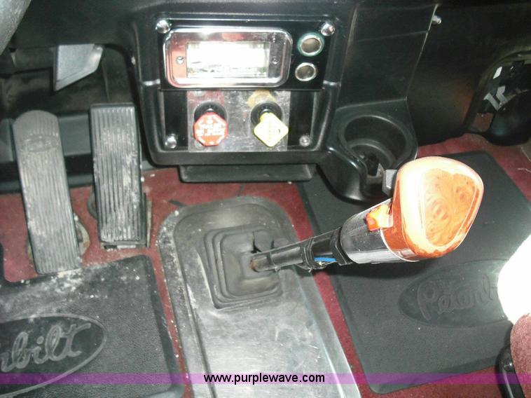 image for item 3635 2004 Peterbilt Conventional 379 semi truck