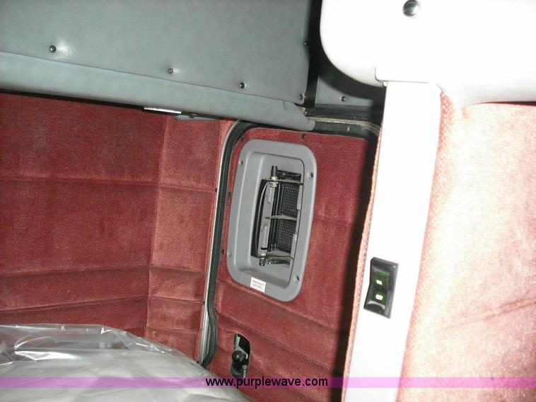 image for item 3635 2004 Peterbilt Conventional 379 semi truck