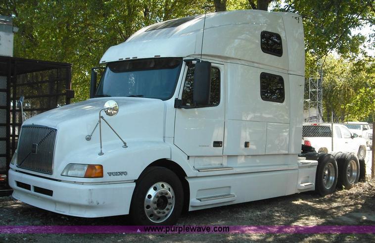 image for item 3636 2003 Volvo VNL64T 770 semi truck