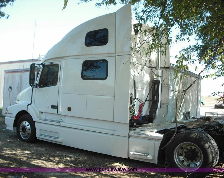 image for item 3636 2003 Volvo VNL64T 770 semi truck