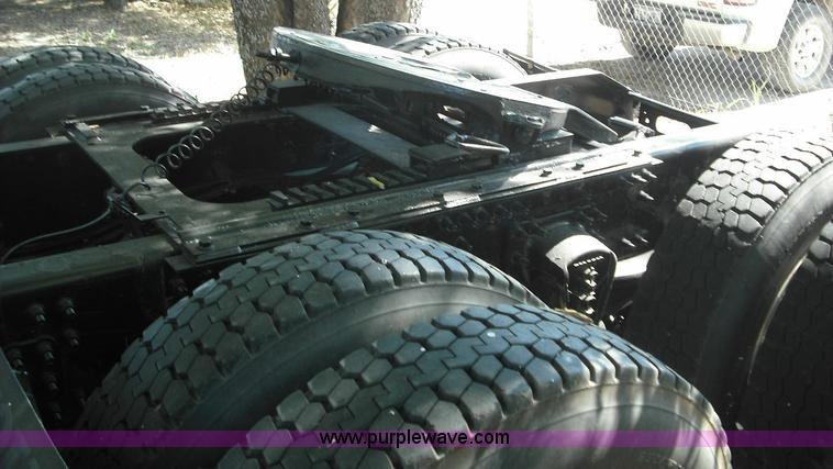 image for item 3636 2003 Volvo VNL64T 770 semi truck