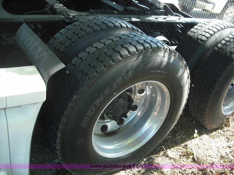 image for item 3636 2003 Volvo VNL64T 770 semi truck