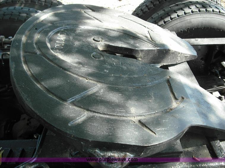 image for item 3636 2003 Volvo VNL64T 770 semi truck