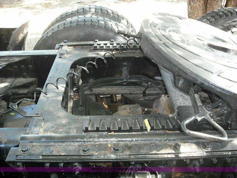 image for item 3636 2003 Volvo VNL64T 770 semi truck