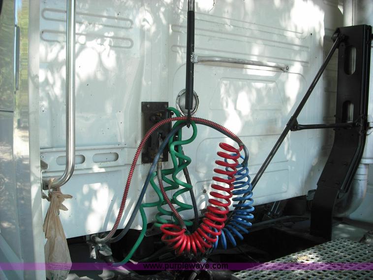 image for item 3636 2003 Volvo VNL64T 770 semi truck