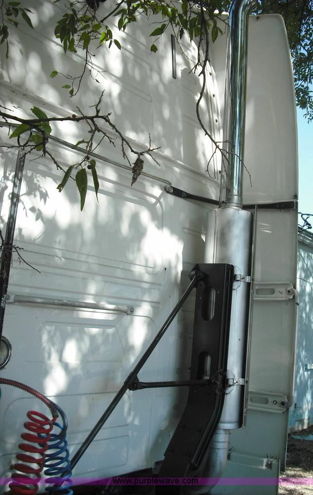 image for item 3636 2003 Volvo VNL64T 770 semi truck