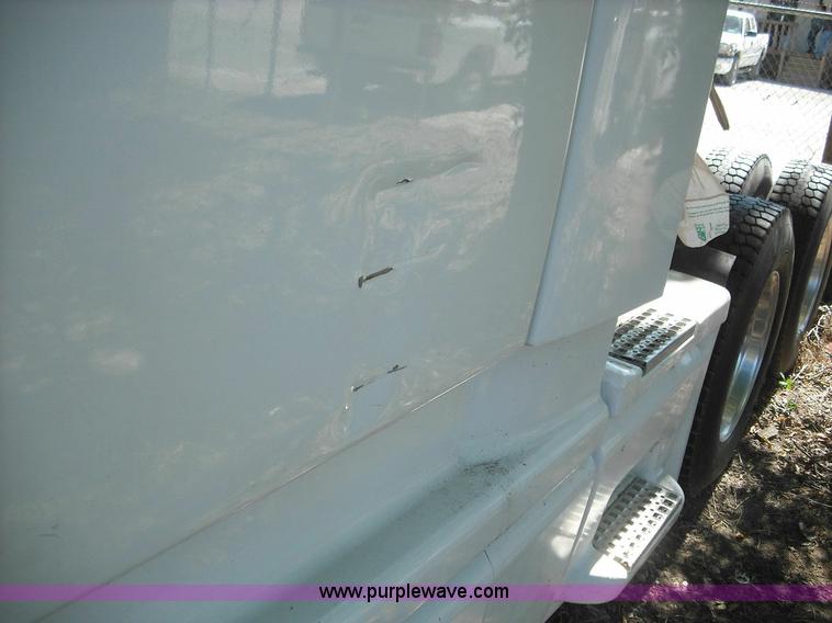 image for item 3636 2003 Volvo VNL64T 770 semi truck