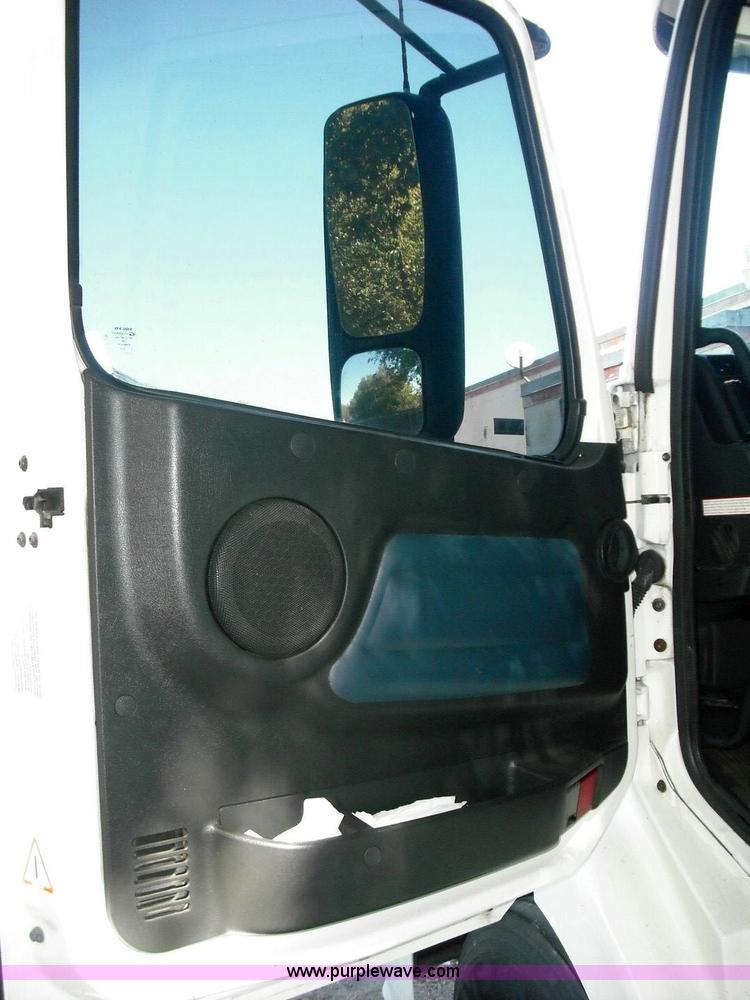 image for item 3636 2003 Volvo VNL64T 770 semi truck