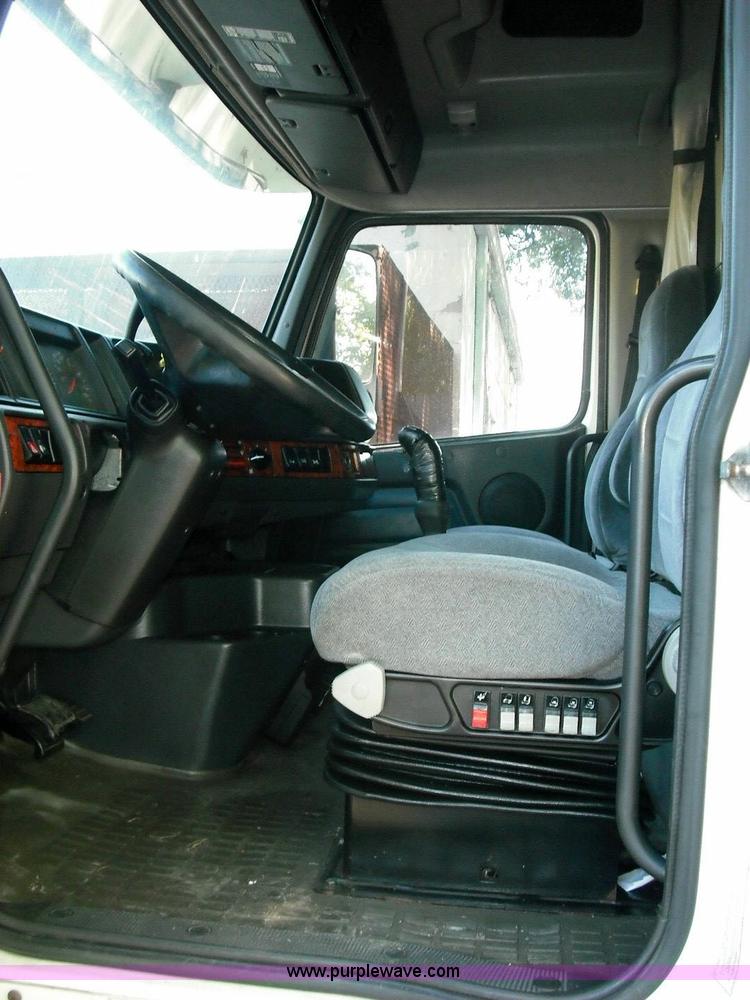 image for item 3636 2003 Volvo VNL64T 770 semi truck