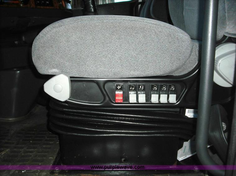 image for item 3636 2003 Volvo VNL64T 770 semi truck