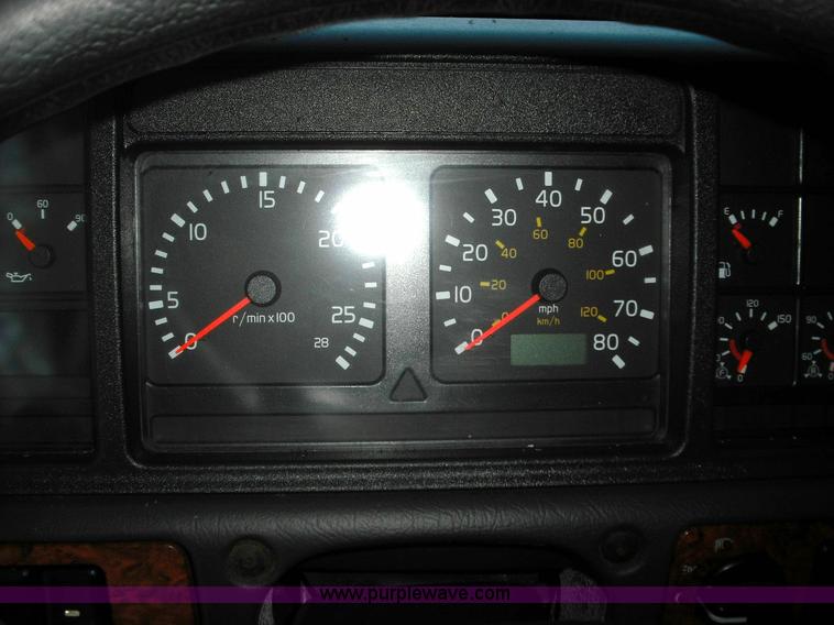 image for item 3636 2003 Volvo VNL64T 770 semi truck