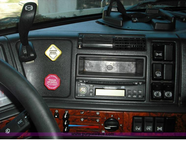 image for item 3636 2003 Volvo VNL64T 770 semi truck