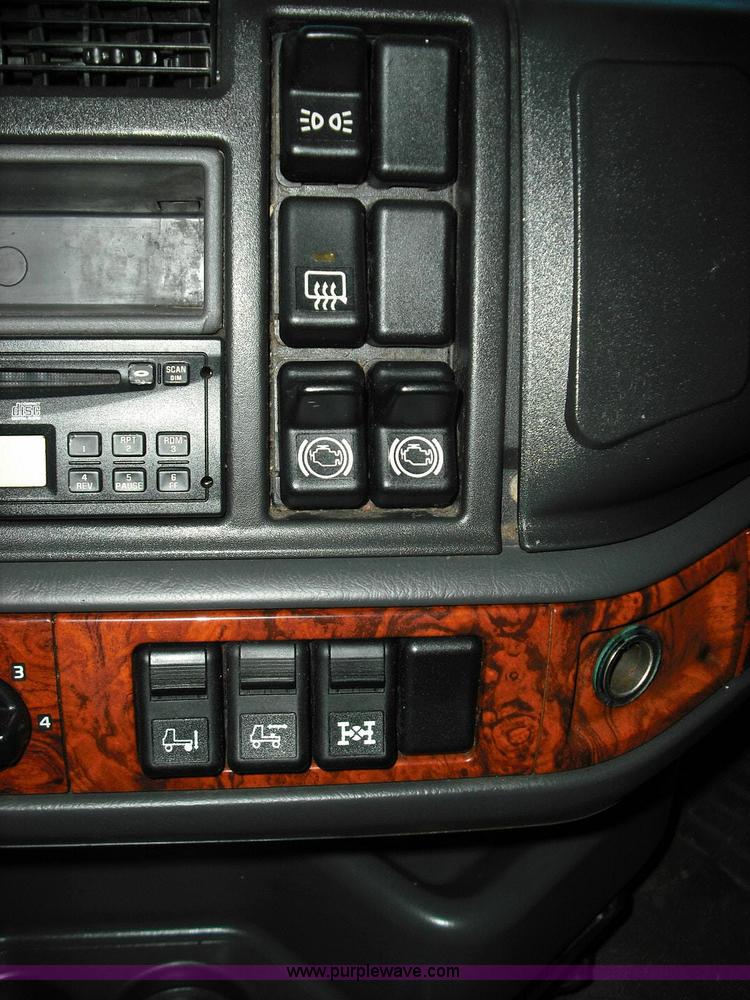 image for item 3636 2003 Volvo VNL64T 770 semi truck