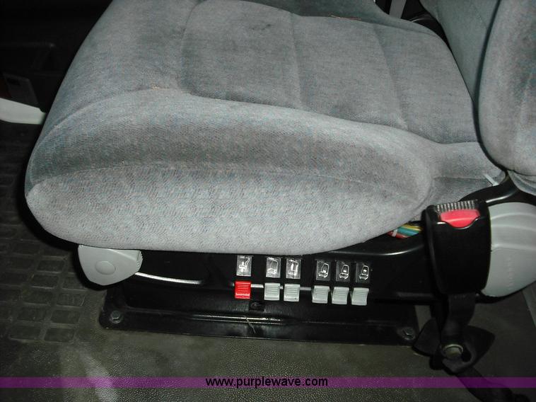 image for item 3636 2003 Volvo VNL64T 770 semi truck