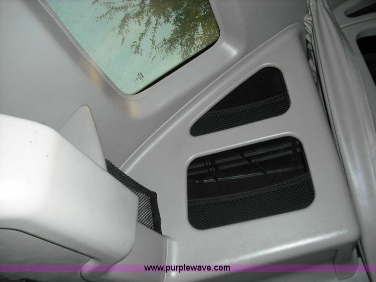 image for item 3636 2003 Volvo VNL64T 770 semi truck