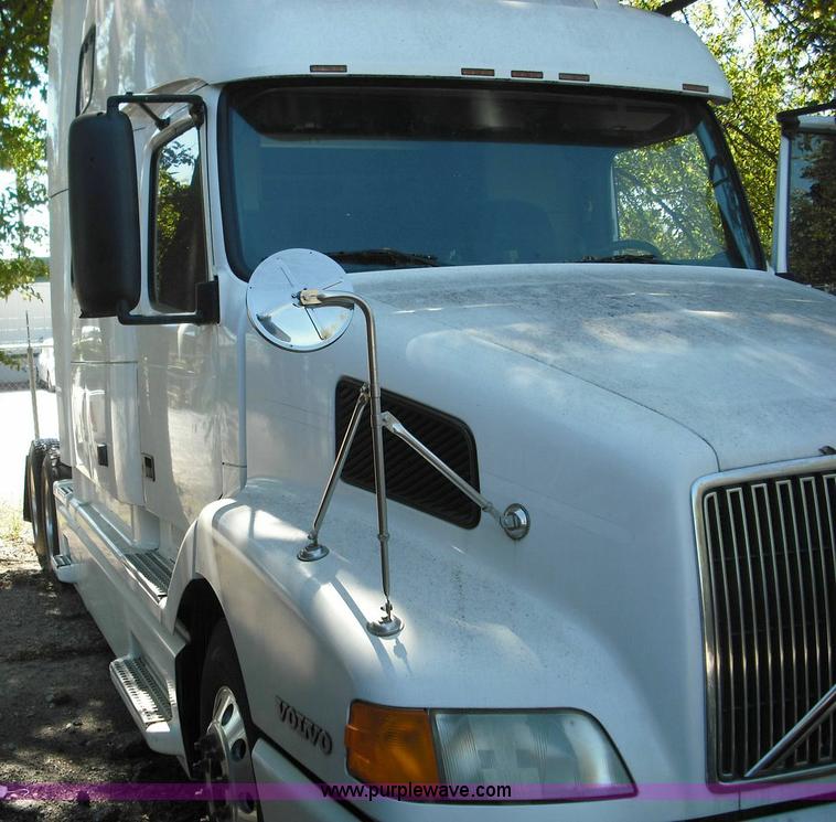 image for item 3636 2003 Volvo VNL64T 770 semi truck