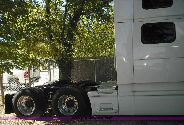 image for item 3636 2003 Volvo VNL64T 770 semi truck