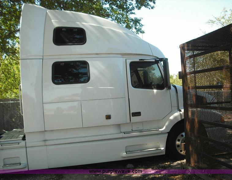 image for item 3636 2003 Volvo VNL64T 770 semi truck