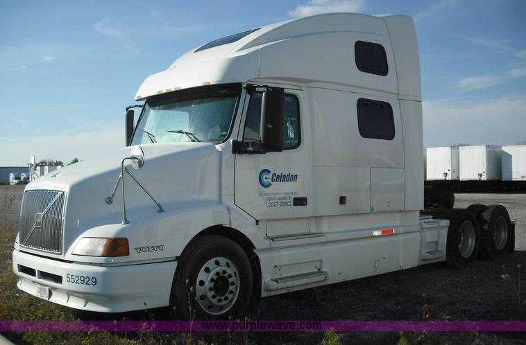 image for item 3638 2003 Volvo VNL semi truck