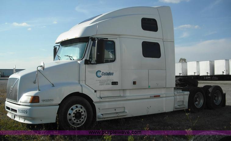 image for item 3638 2003 Volvo VNL semi truck