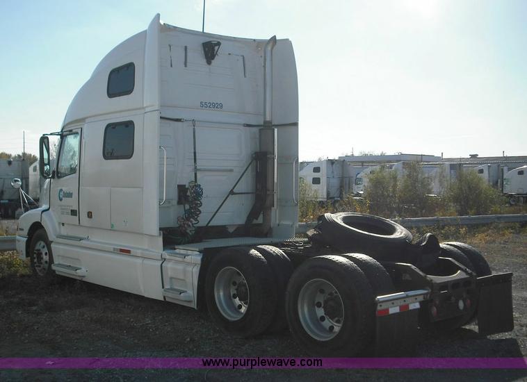 image for item 3638 2003 Volvo VNL semi truck