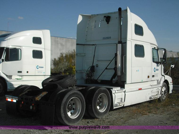 image for item 3638 2003 Volvo VNL semi truck