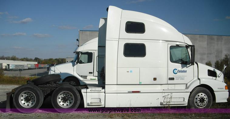 image for item 3638 2003 Volvo VNL semi truck