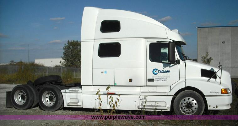 image for item 3638 2003 Volvo VNL semi truck