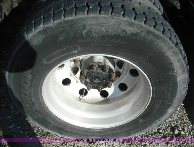 image for item 3638 2003 Volvo VNL semi truck