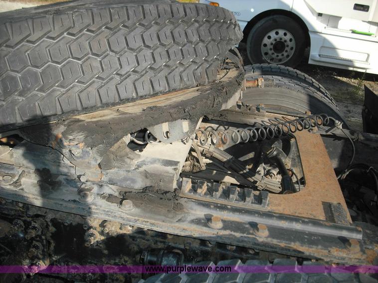 image for item 3638 2003 Volvo VNL semi truck