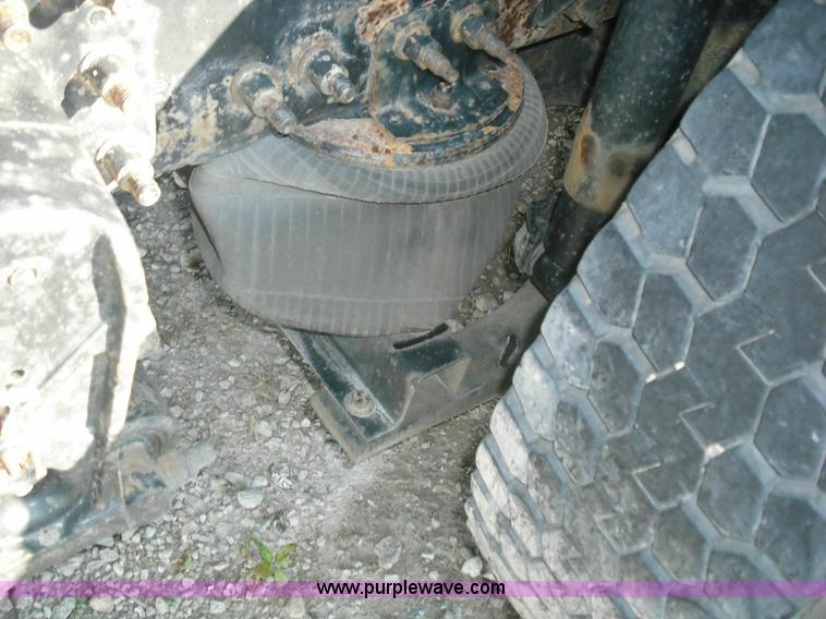 image for item 3638 2003 Volvo VNL semi truck