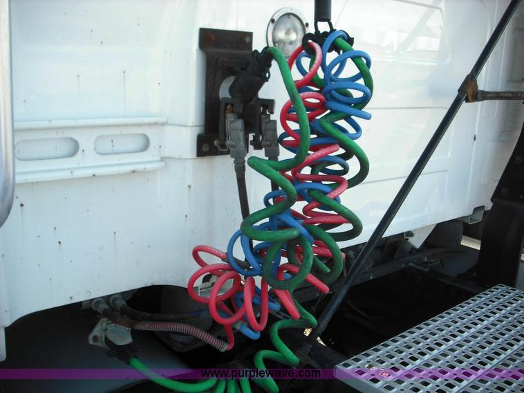 image for item 3638 2003 Volvo VNL semi truck