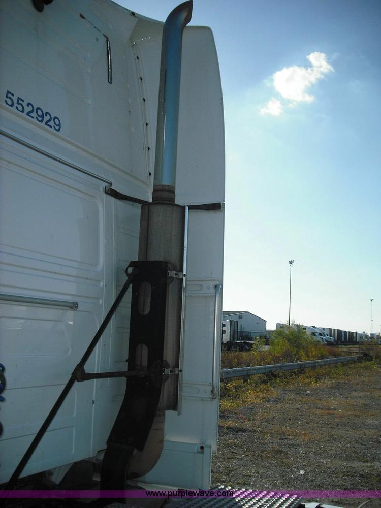 image for item 3638 2003 Volvo VNL semi truck