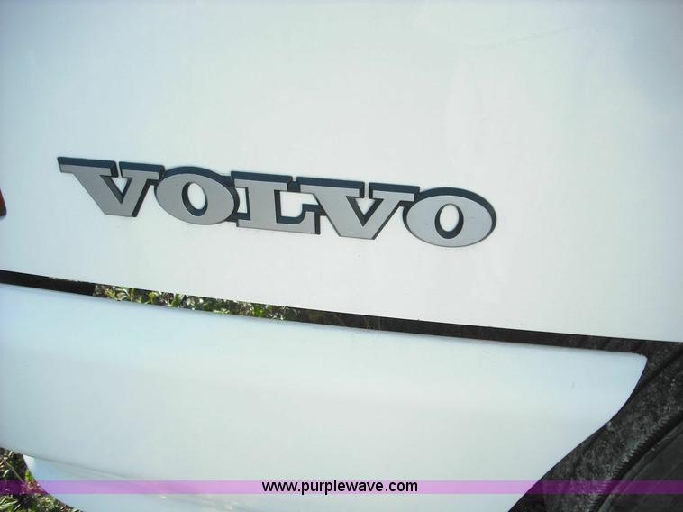 image for item 3638 2003 Volvo VNL semi truck