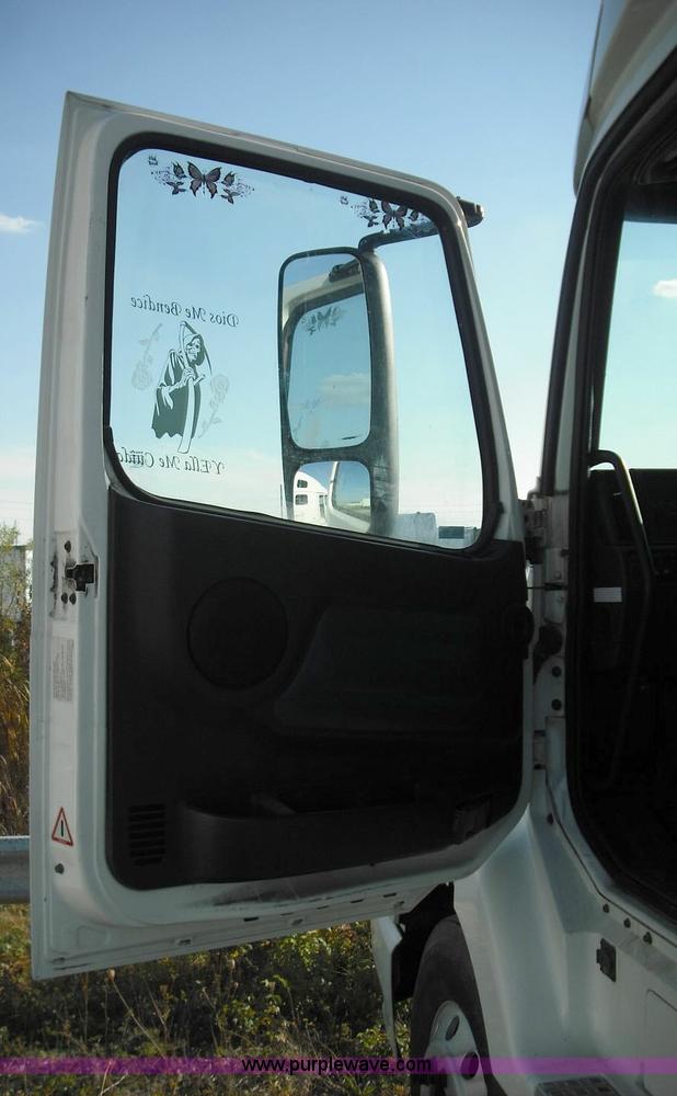 image for item 3638 2003 Volvo VNL semi truck